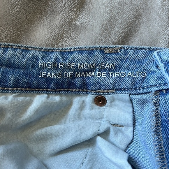 Light wash high rise mom jeans size 6 Wild Fable w/ rips - Picture 7 of 10